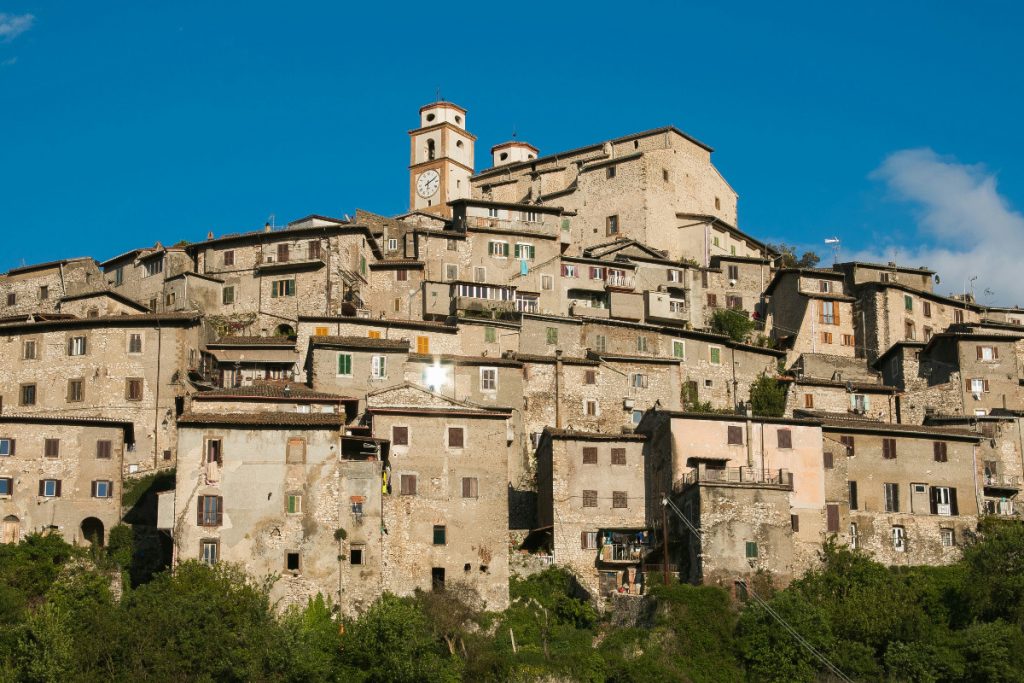 Un angolo segreto dei Monti Lepini dove il tempo si allunga e si respira magia in ogni vicolo