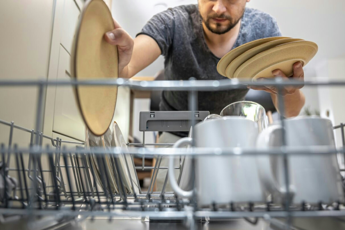 Aspettare qualche minuto prima di svuotare la lavastoviglie migliora la pulizia e ne prolunga la durata