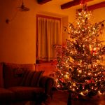 Luci di Natale sistemate male creano pericoli: gli errori comuni da evitare sempre