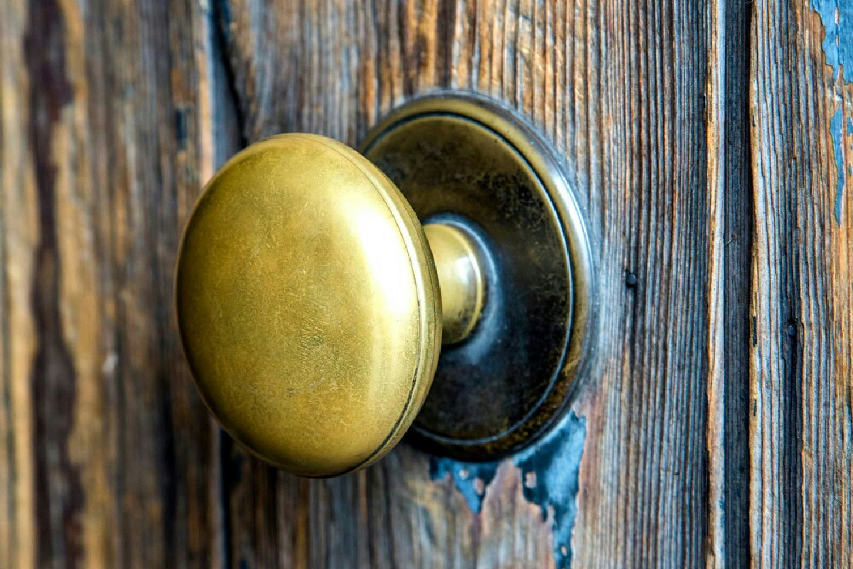 Maniglie delle porte: dove si annidano i batteri e come garantire un’igiene perfetta in casa