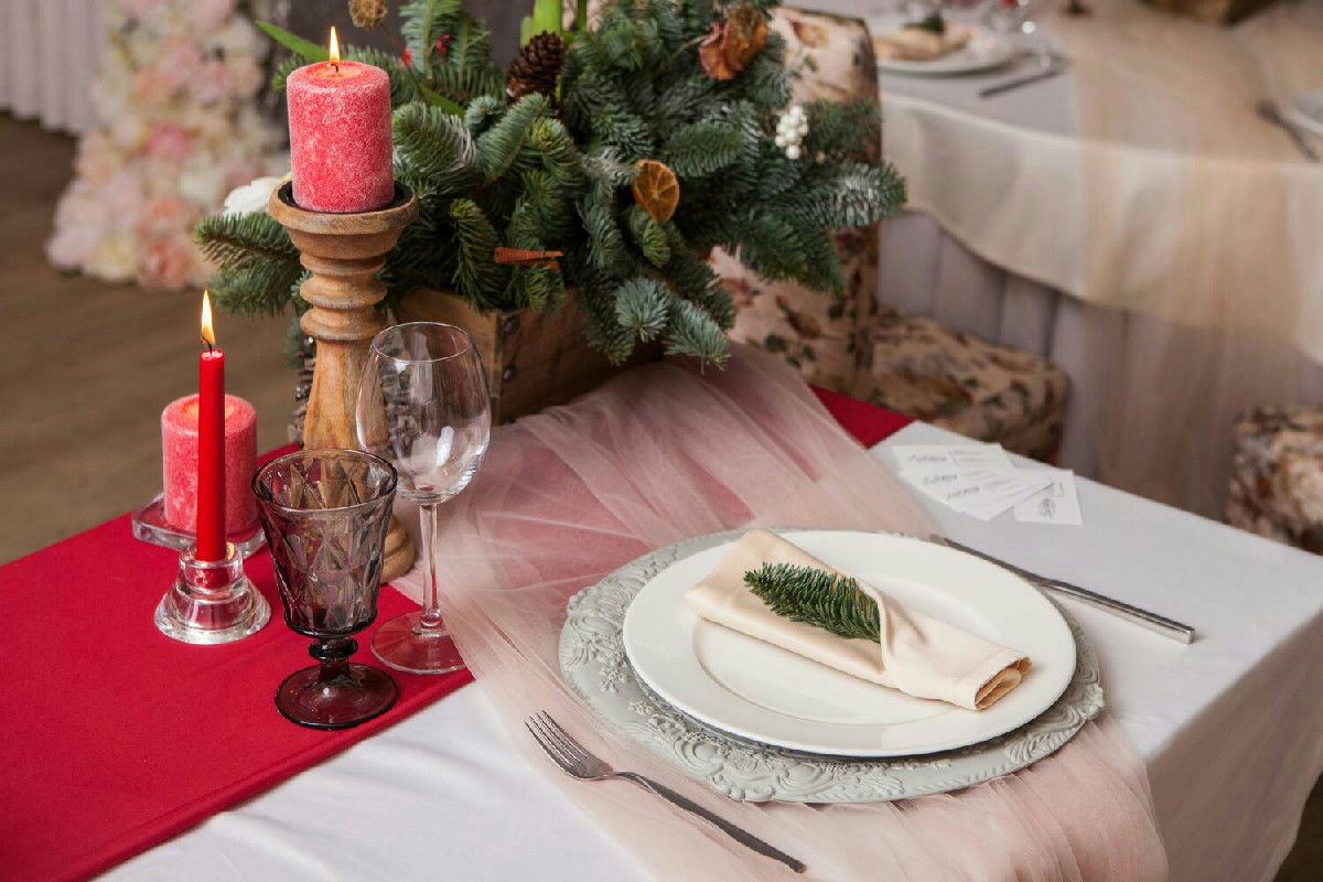 Nuovi trend per il Natale 2025: scopri l’allestimento in grado di trasformare la tua tavola festiva