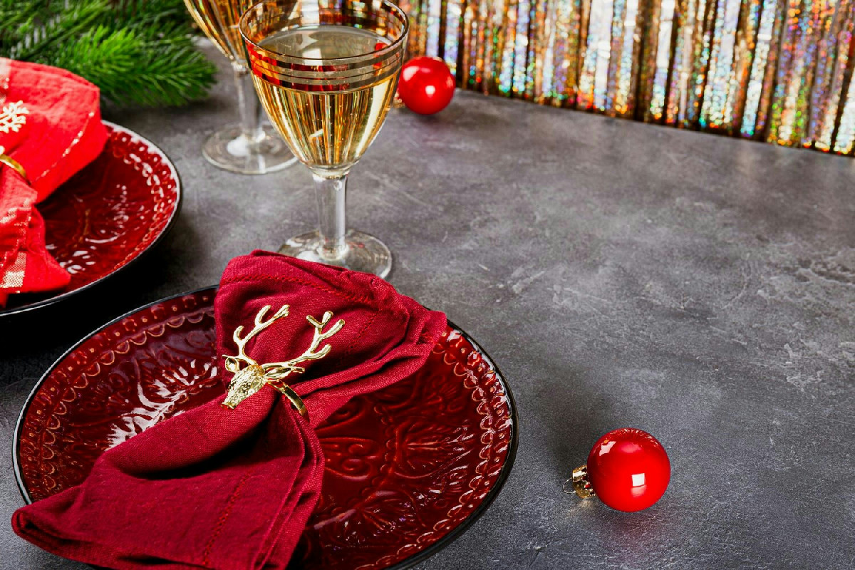 Nuovi trend per il Natale 2025: scopri l’allestimento in grado di trasformare la tua tavola festiva