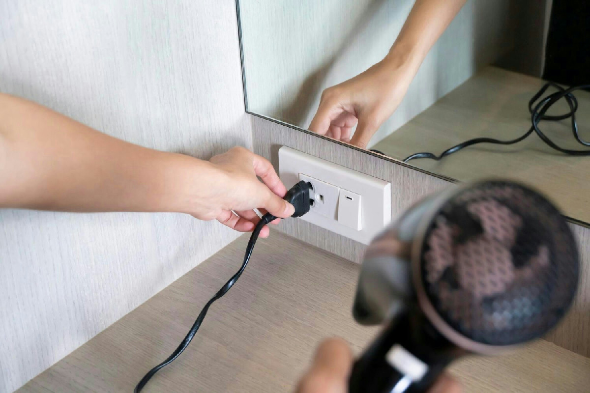 Pulire le prese elettriche sporche per evitare rischi alla sicurezza: il metodo efficace e sicuro