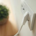 Pulire le prese elettriche sporche per evitare rischi alla sicurezza: il metodo efficace e sicuro