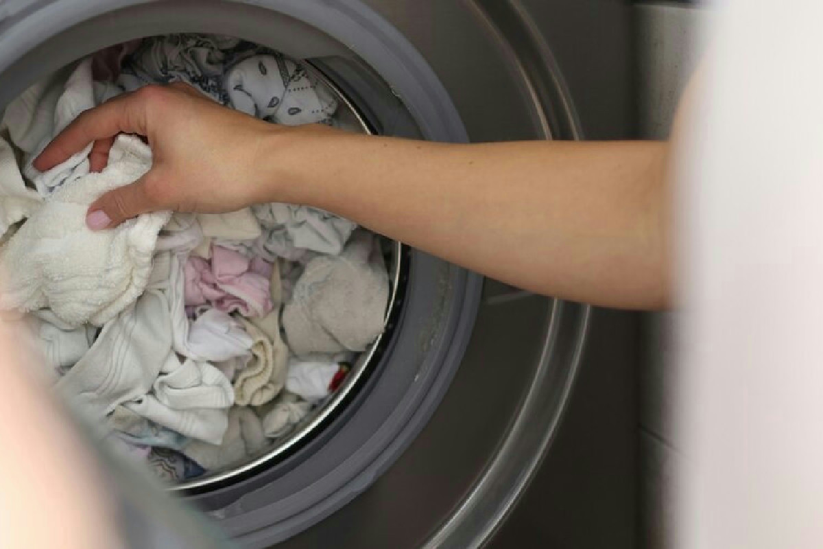 Quante persone caricano la lavatrice male: il dettaglio che rende il bucato duro e rovina i vestiti