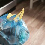 Questo semplice trucco nella pattumiera elimina gli odori e mantiene l’aria fresca più a lungo