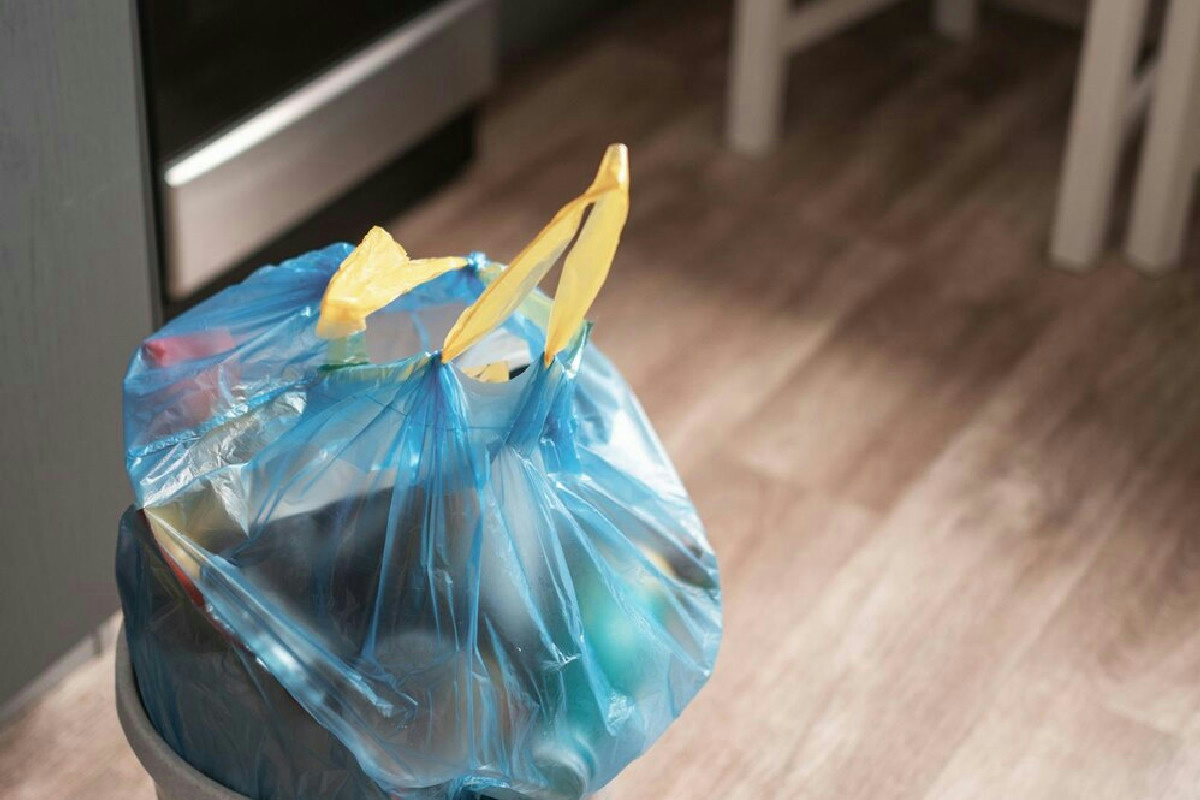 Questo semplice trucco nella pattumiera elimina gli odori e mantiene l’aria fresca più a lungo